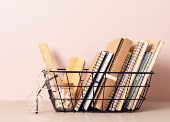 Door Professional Organizer opgeruimde, georganiseerde schriften in mandje